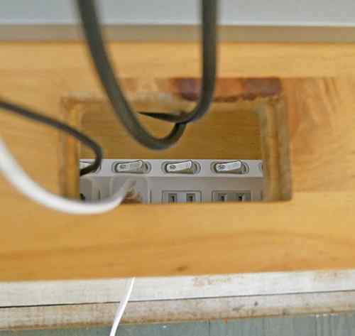 テレビボード内結線出来て裏面がきれいなテレビ台