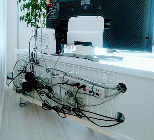 テレビ台の裏面の結線、配線が見苦しい事例