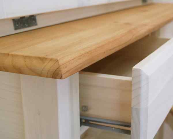 木目を生かした白いカントリー家具