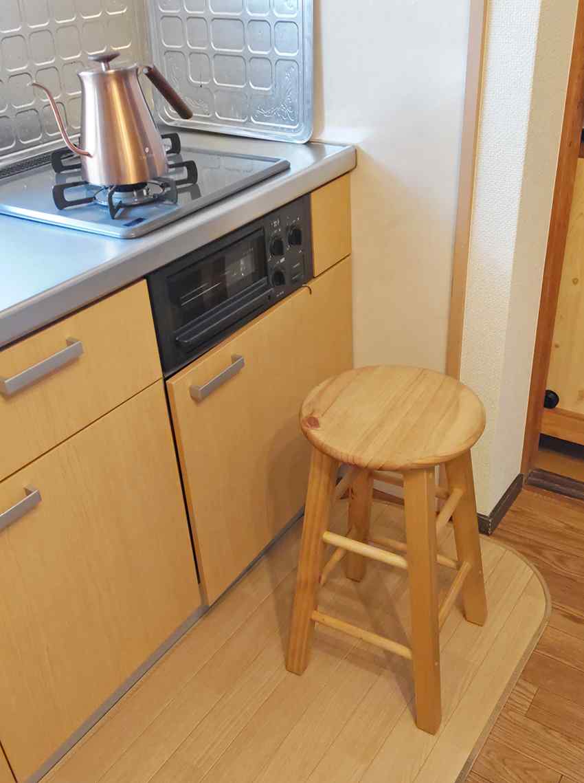 キッチンスツールとして55cmに別注加工させていただいたパインスツール