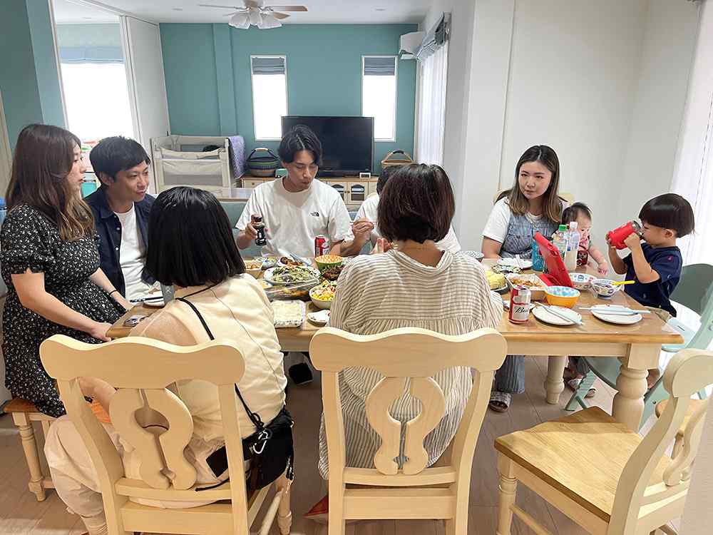 ブルーのクロスと合うミルクホワイトのダイニング